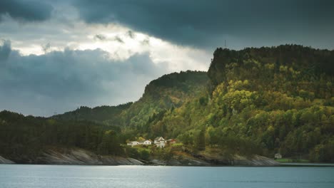 Sailing-along-the-shores-of-the-Hardanger-fjord