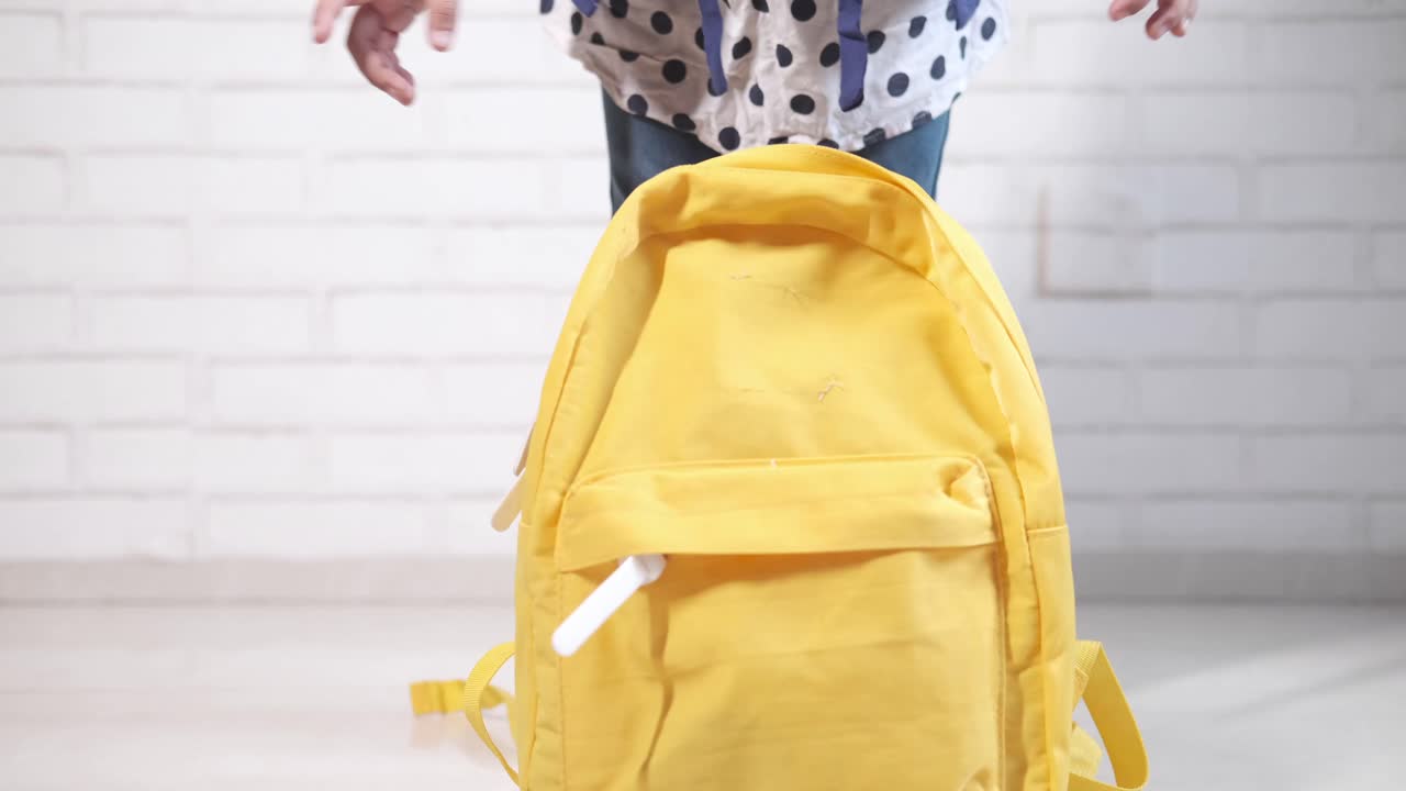 노란색 배을 들고 있는 아이