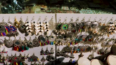 Muchos-Aretes-Coloridos-En-La-Tienda-A-La-Venta-En-El-Día-Desde-Un-ángulo-Plano-En-Detalles