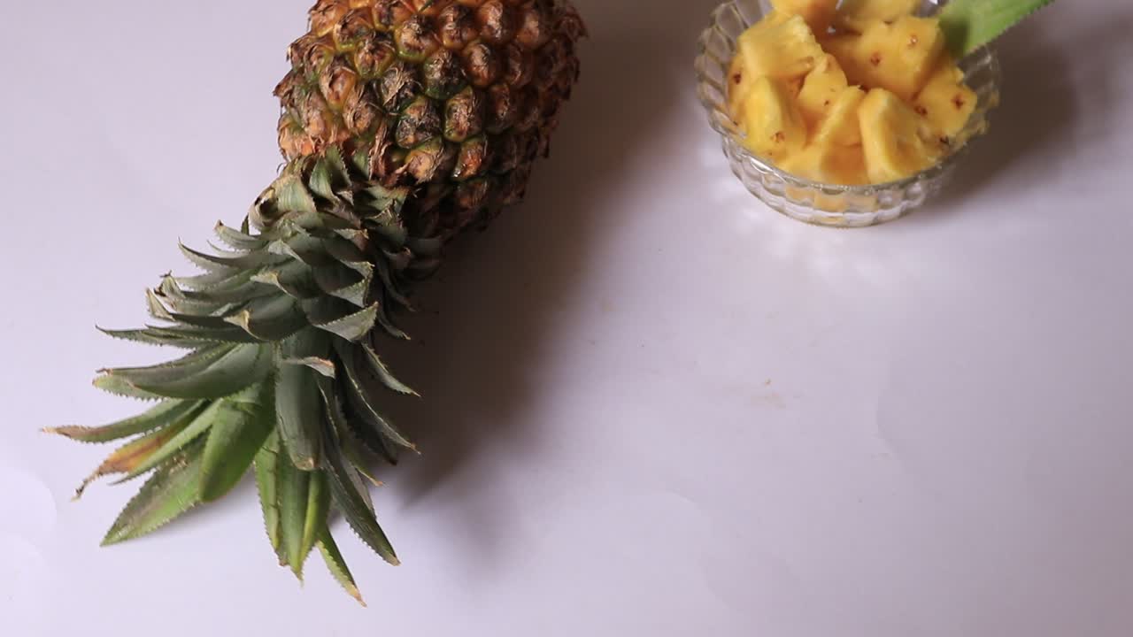 una piña entera contra un fondo blanco