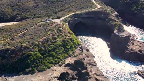 Drohnenluftaufnahme-Des-Lake-Munmorah-State-Conservation-Area-Snapper-Point-Cave-Rocks-Central-Coast-NSW-Australien-3840x2160-4k