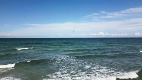 Wellen-Im-Meer,-Segeln-Im-Meer,-Meerblick,-Ostsee,-Warnemünde,-Drohne