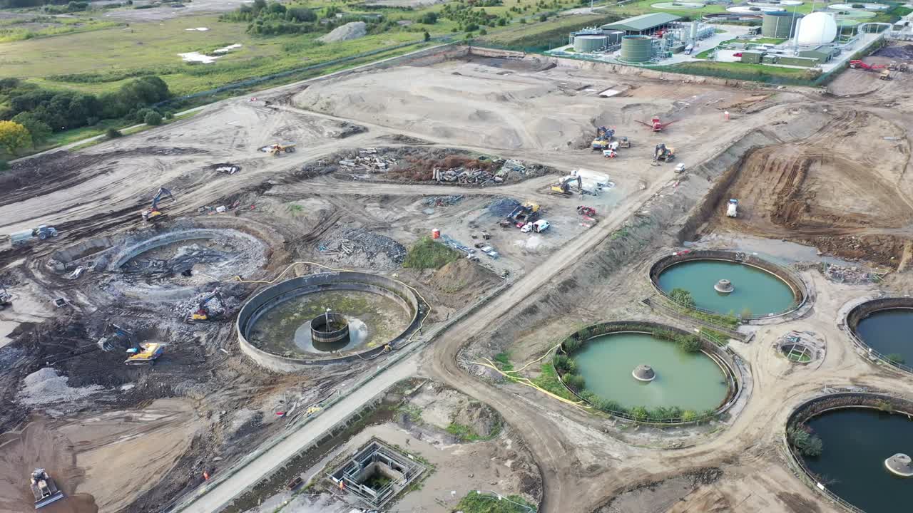 Imagens aéreas dos tanques de purificação de uma moderna estação de tratamento de águas residuais. A estação de tratamento de esgoto está localizada na cidade de Leeds, em West Yorkshire, Reino Unido.