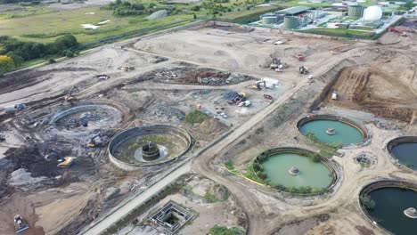 fotografía aérea de tanques de purificación de una planta moderna de tratamiento de aguas residuales. la planta de tratamiento de agua residual y aguas residuales se encuentra en la ciudad de leeds en west yorkshire, reino unido.