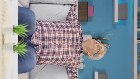 video vertical de un hombre tranquilo y pacífico.
