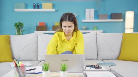 Mujer-De-Negocios-Independiente-Que-Trabaja-Desde-Casa-Y-Tiene-Problemas.