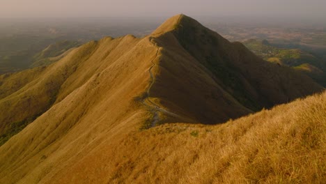 Drohne-Fliegt-Bei-Sonnenaufgang-über-Der-Berglandschaft-In-Panama,-Dem-Krater-El-Valle-De-Anton