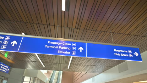 check in, cartel de información de salida y llegada del aeropuerto