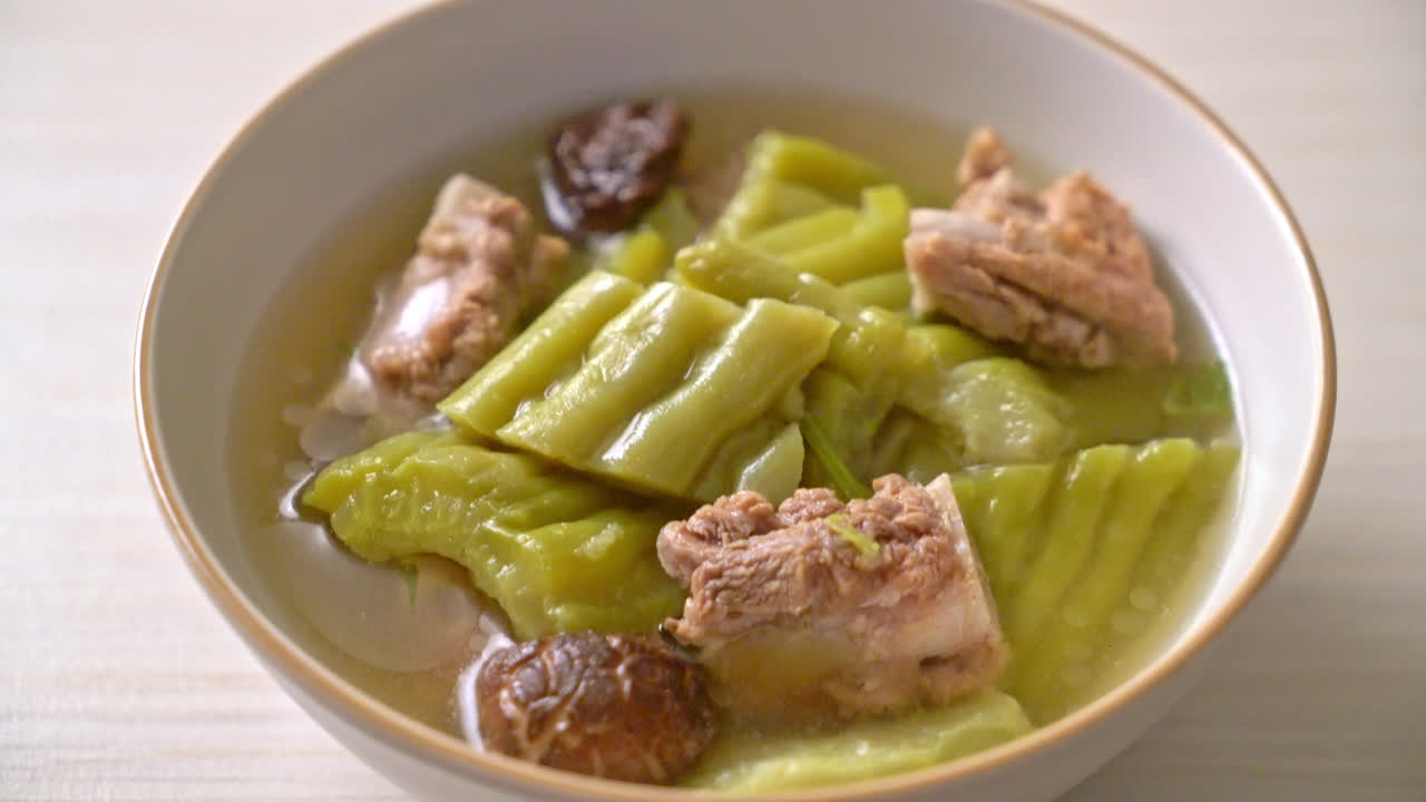 돼지 갈비 수프를 곁들인 여주 - 아시아 음식 스타일