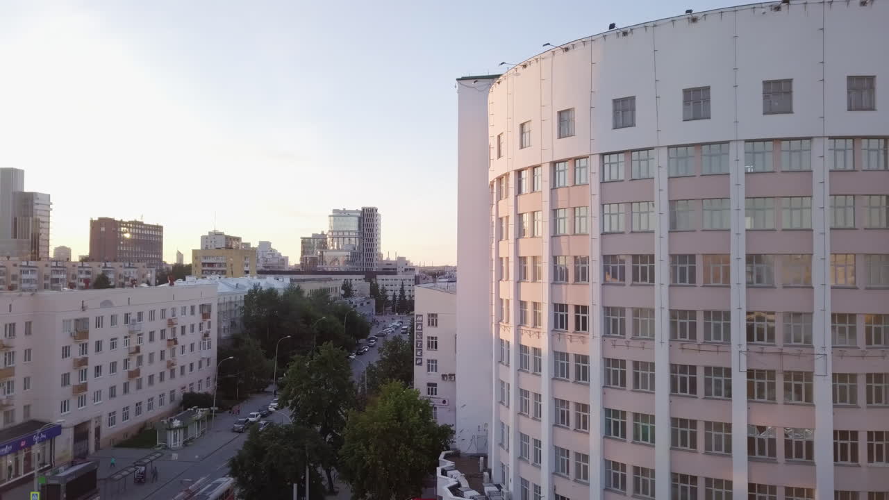 paisaje urbano visto desde el aire al atardecer