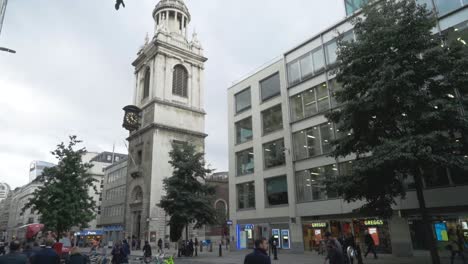 vista de la calle de la ciudad de londres con la torre de la iglesia