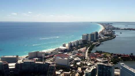 Blaue-Karibische-Meeresbucht-Und-Küstenskyline-Der-Stadt-Cancun-Im-Sonnenlicht