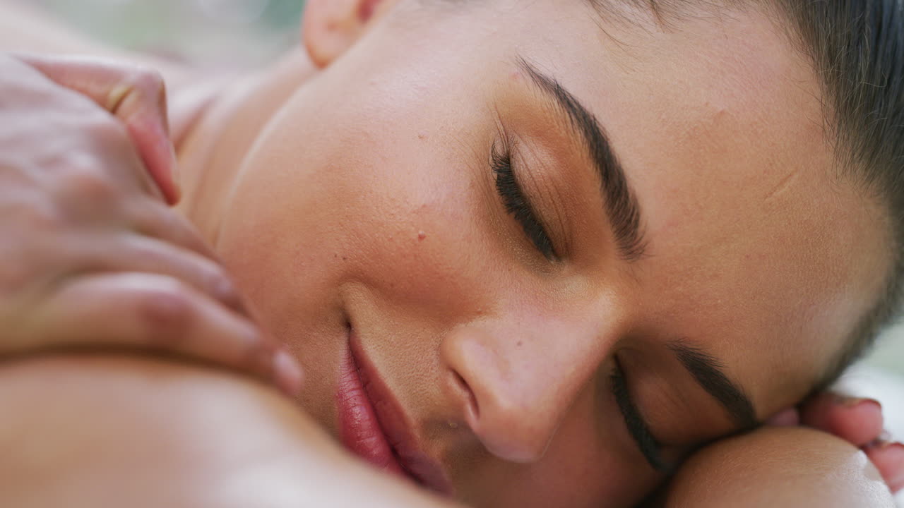 mujer recibiendo un masaje en el hombro