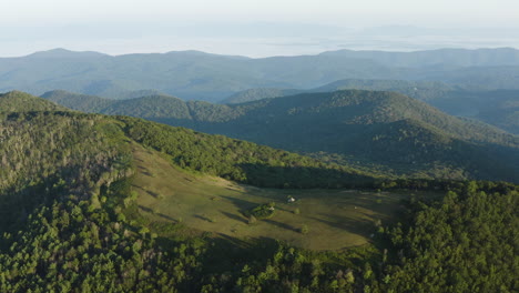 Una-Toma-Aérea-De-La-Montaña-Cole-Y-El-Sendero-De-Los-Apalaches-Al-Amanecer-Durante-El-Verano