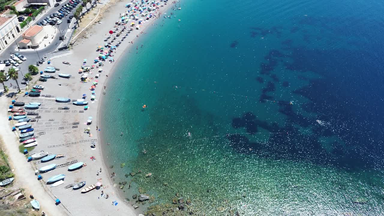 эти люди отдыхают в сицилийском океане и я наслаждаюсь с ними