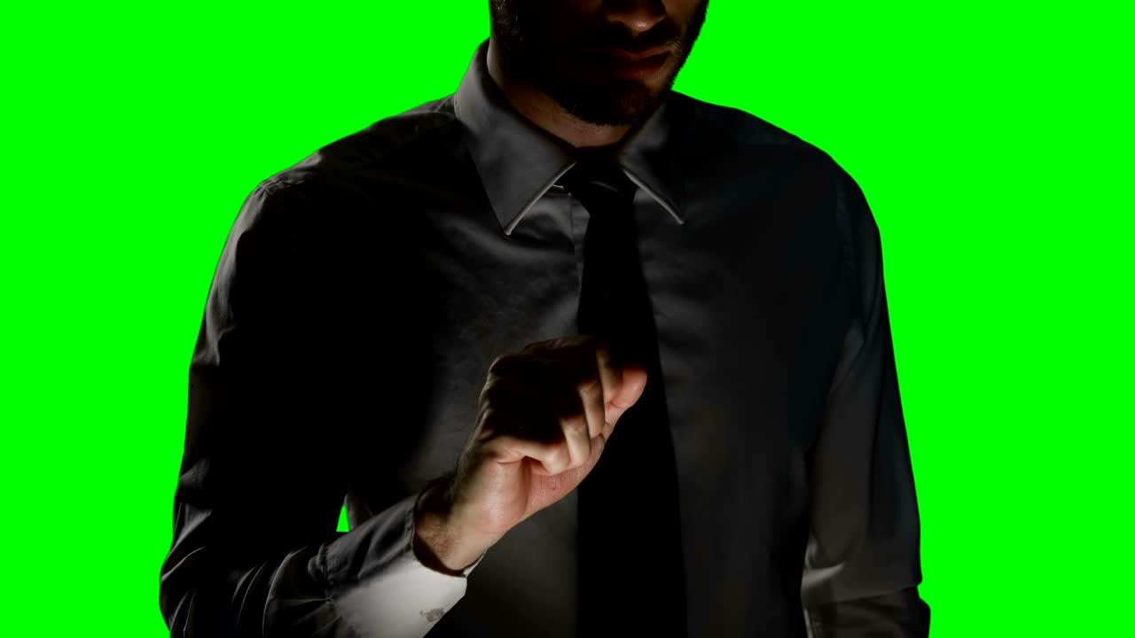 hombre tocando pantalla digital 4k