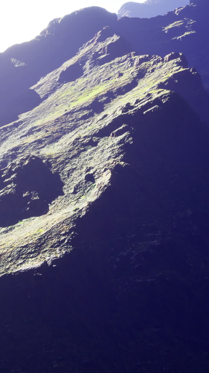 Maestoso paesaggio montano sotto la luce del sole del mattino