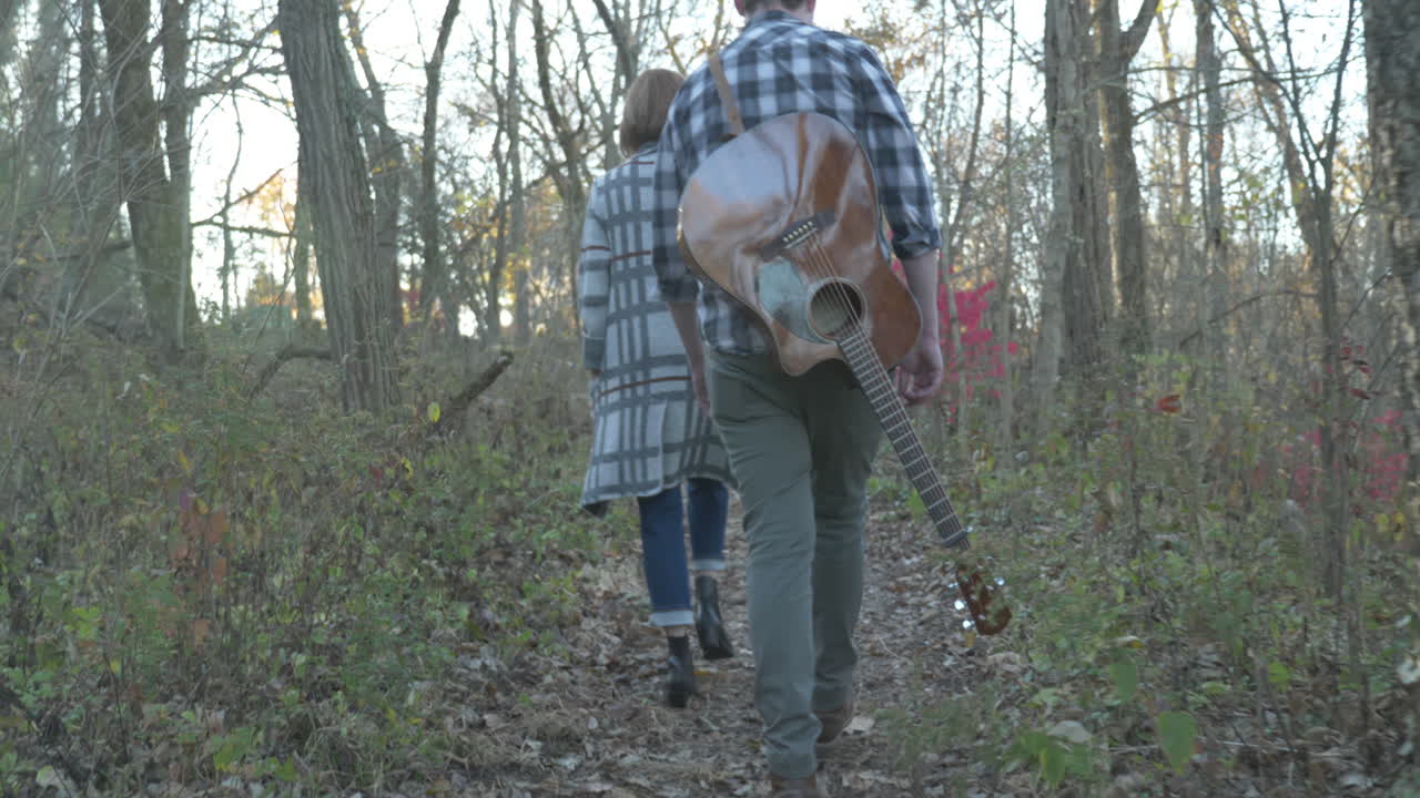 숲 속을 걷는 음악가들, 낮은 각도, 슬로우 모션