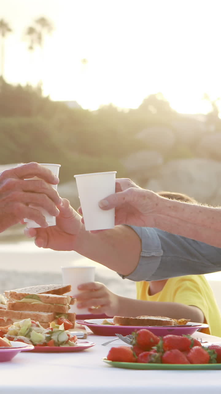 웃는 세대 가족이 함께 식사하고 있습니다.