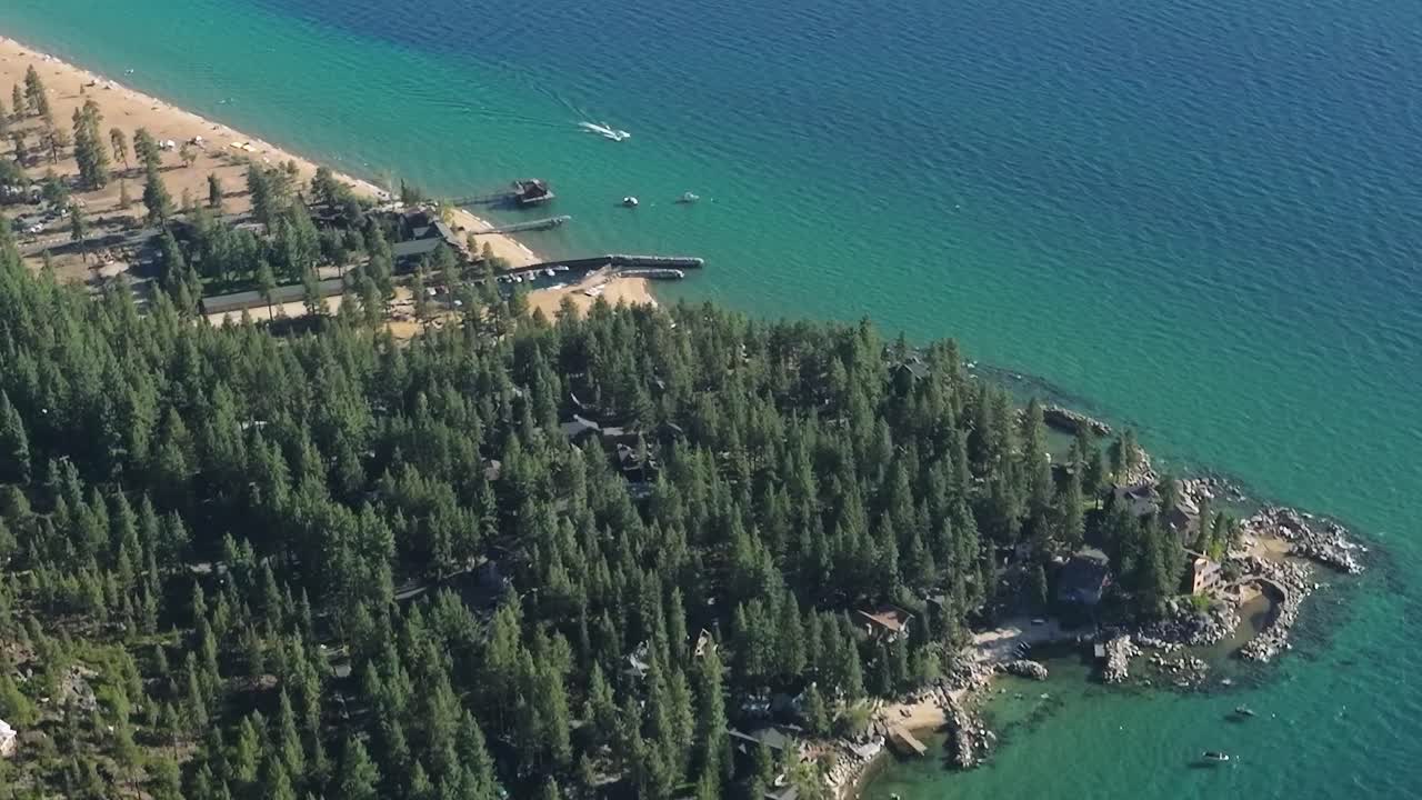 Visita il lago Tahoe per le sue acque cristalline e gli alberi rigogliosi