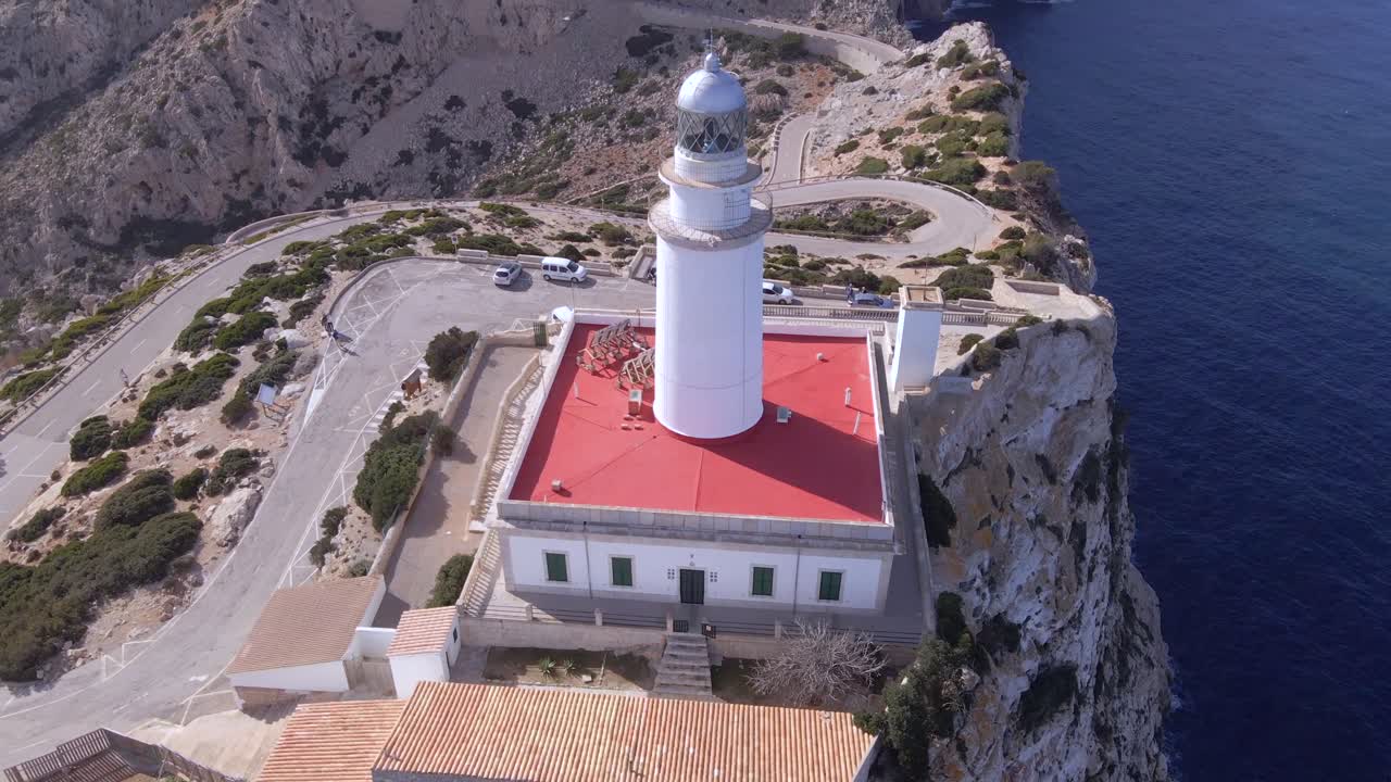 disfruta de vistas impresionantes desde el cabo de formentor mientras exploras el famoso faro de formentor. este icónico punto de referencia ofrece vistas panorámicas del mar mediterráneo y acantilados escarpados.