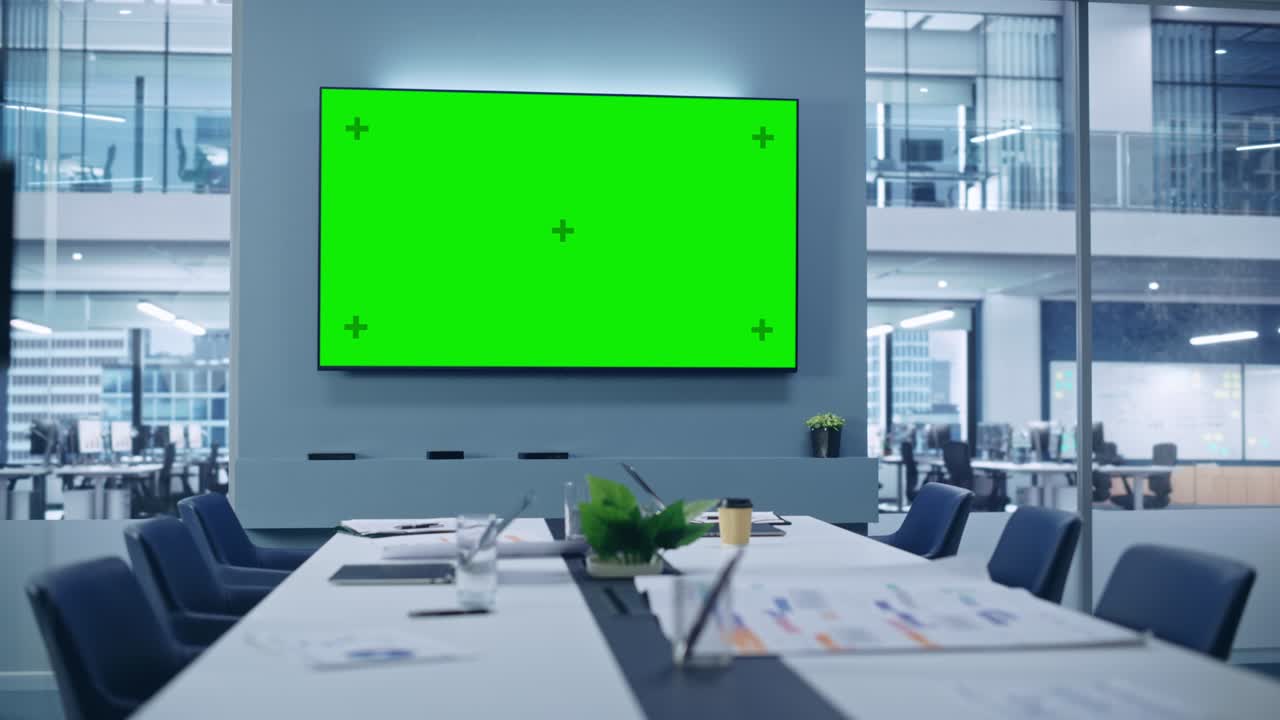 다양한 문서와 노트북이있는 큰 회의 테이블과 함께 현대적인 빈 회의실, 벽에 녹색 크로마 키 스크린이있는 큰 tv, 현대적인 미니멀 디자인 작업장, 넓은 아크