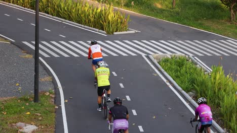 ciclistas compitiendo en un recorrido de carretera marcado