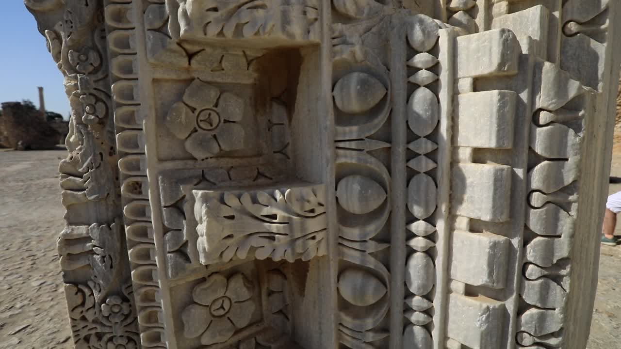 카르타고의 빛으로 인 로마의 유적, 고대 돌에 새겨진 세부적인 조각