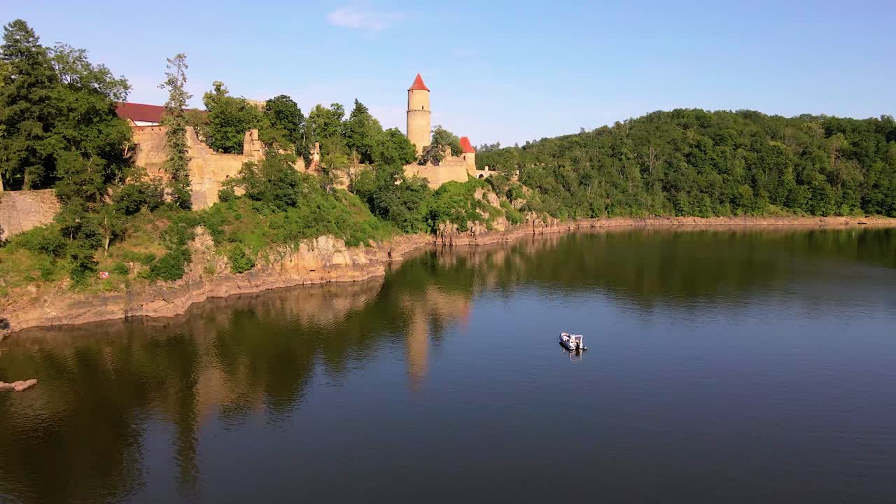 Motoscafo da diporto vicino al Castello medievale di Zvikov sul Bacino di Orlik.