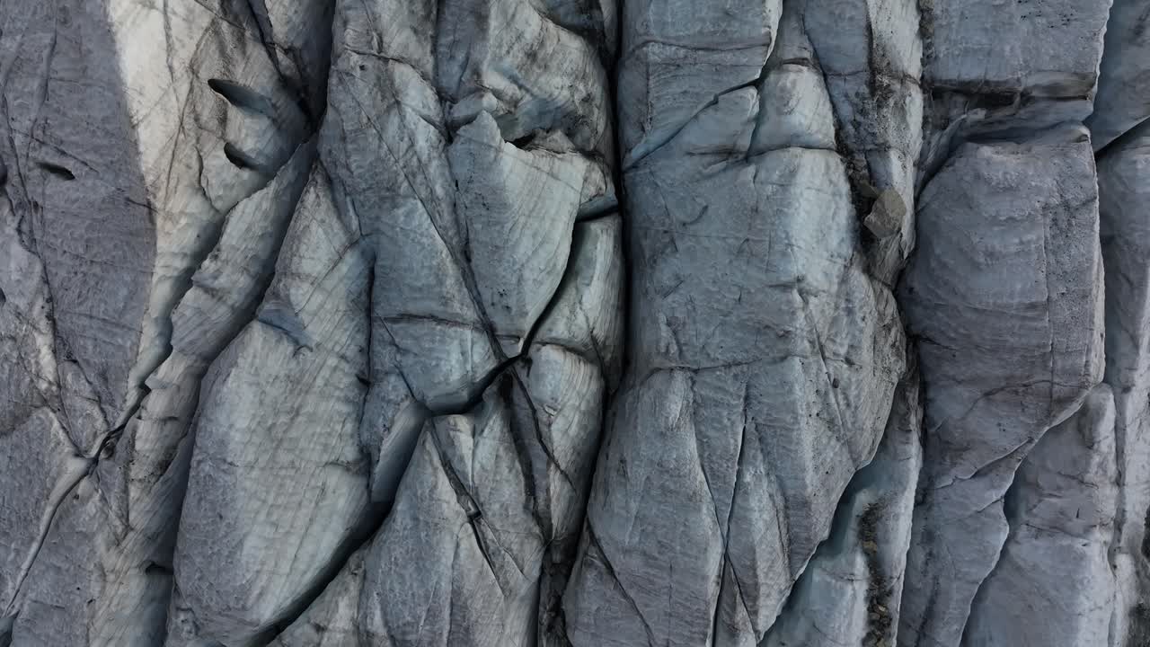 las intrincadas texturas del glaciar morteratsch en engadine, suiza, muestran la grandeza de los glaciares alpinos en el impresionante telón de fondo de los alpes suizos.