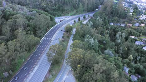 Marin-County-Highway-101-Al-Norte-Del-Puente-Golden-Gate-Que-Muestra-El-Tráfico-Que-Fluye-En-Ambas-Direcciones