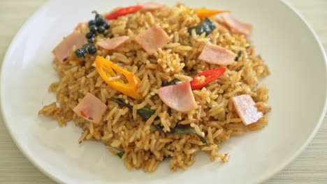 Arroz-Frito-Con-Jamón-Con-Hierbas-Y-Especias---Estilo-De-Comida-Asiática