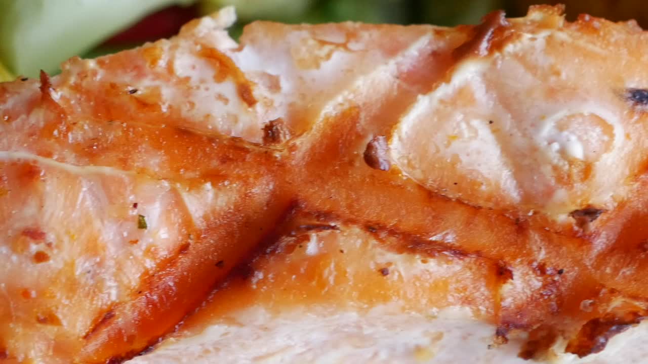 그릴 된 연어 필레의 근접