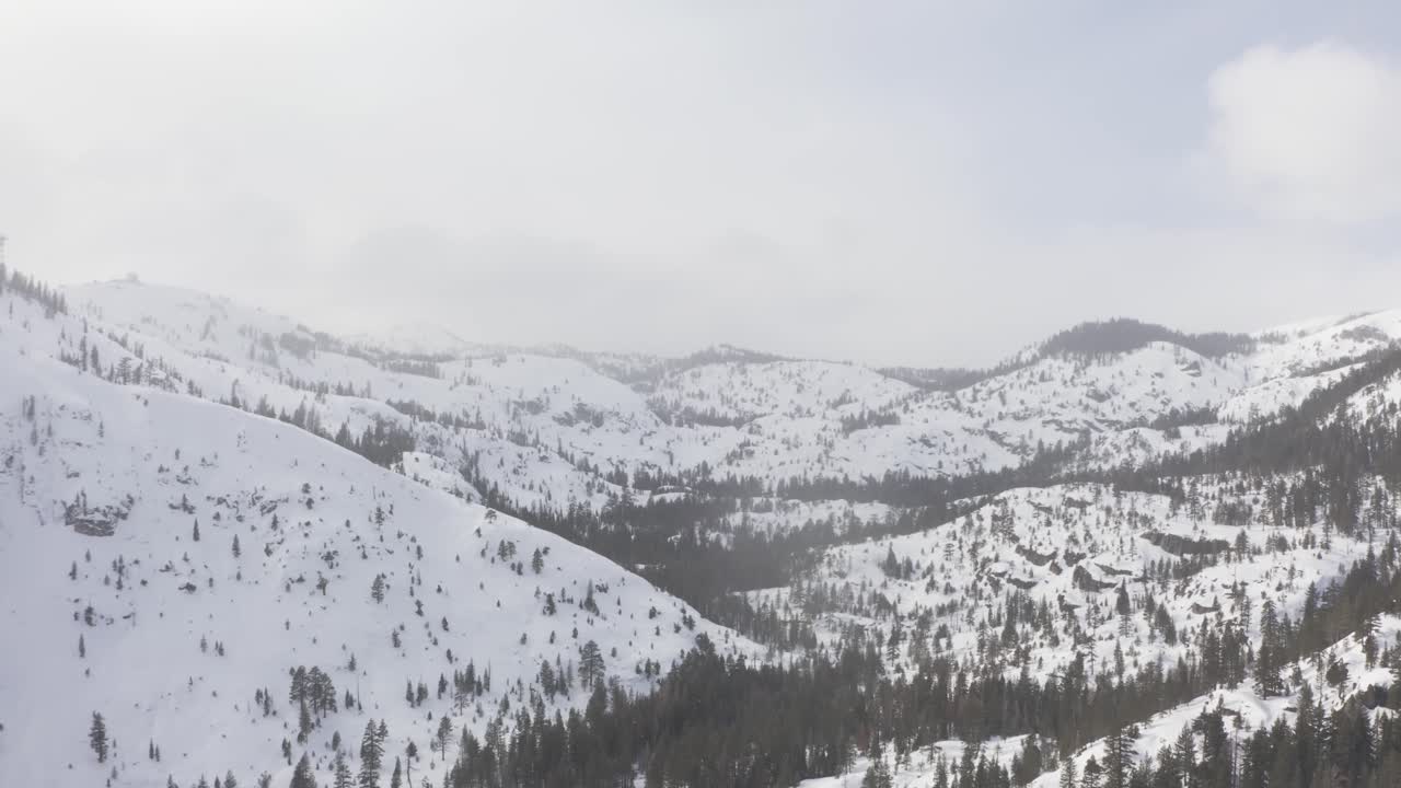 레이크 타호에서 눈 덮인 산 돌리 다운 샷 4k 공중