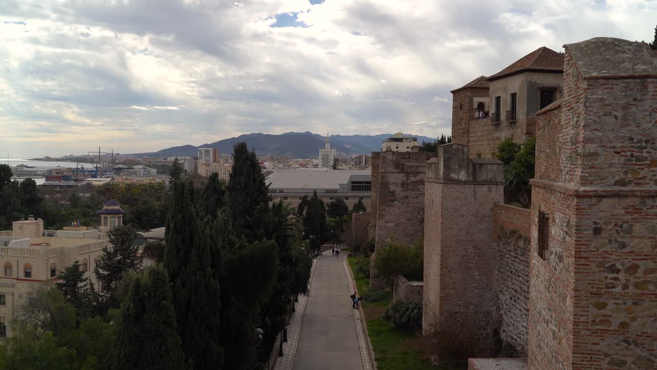 vista hacia la ciudad de málaga en españa desde la alcazaba en un día nublado