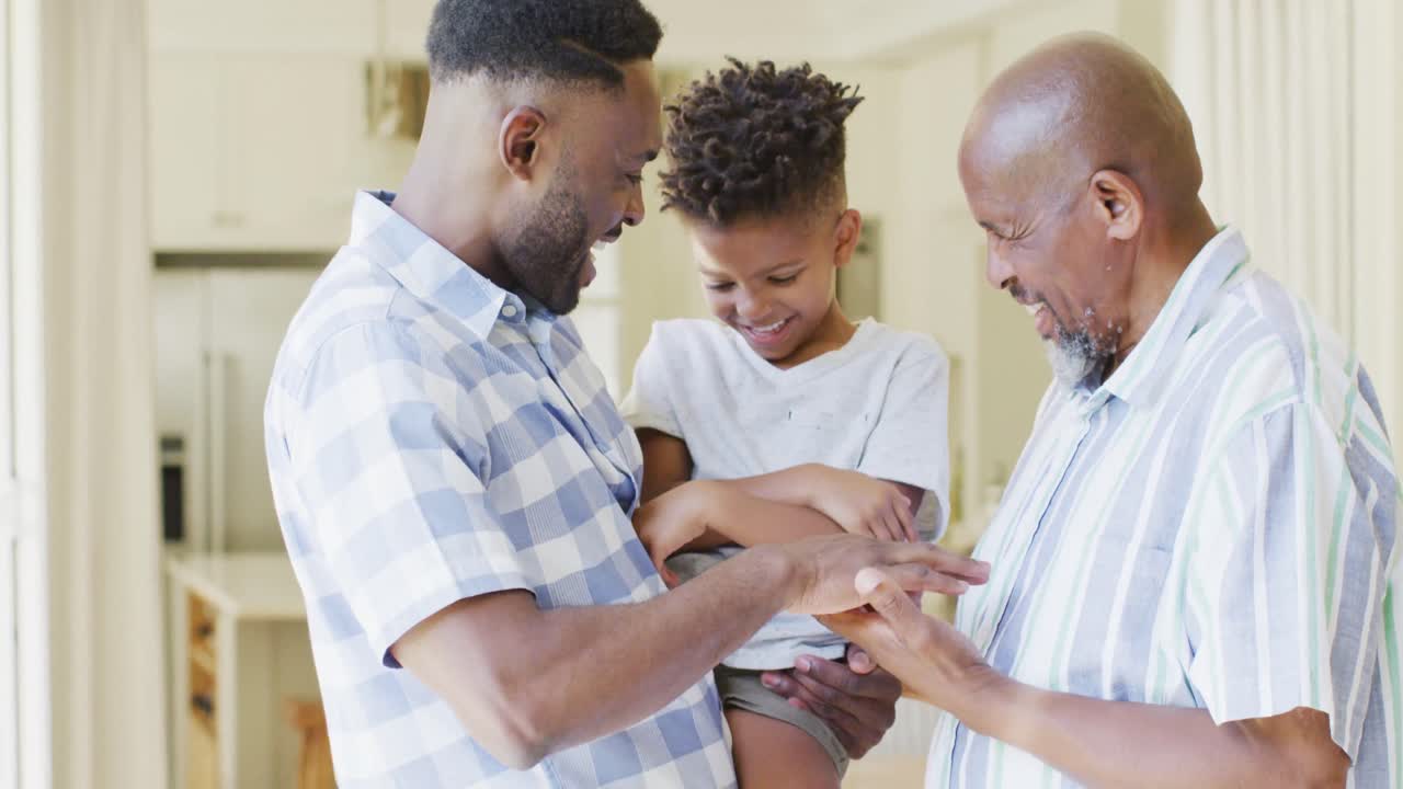 hijo afroamericano feliz, padre y abuelo riendo, cámara lenta