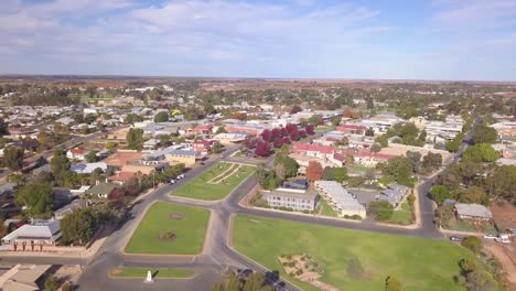 Aerial-of-Loxton,-South-Australia-revealing-the-Murray-River