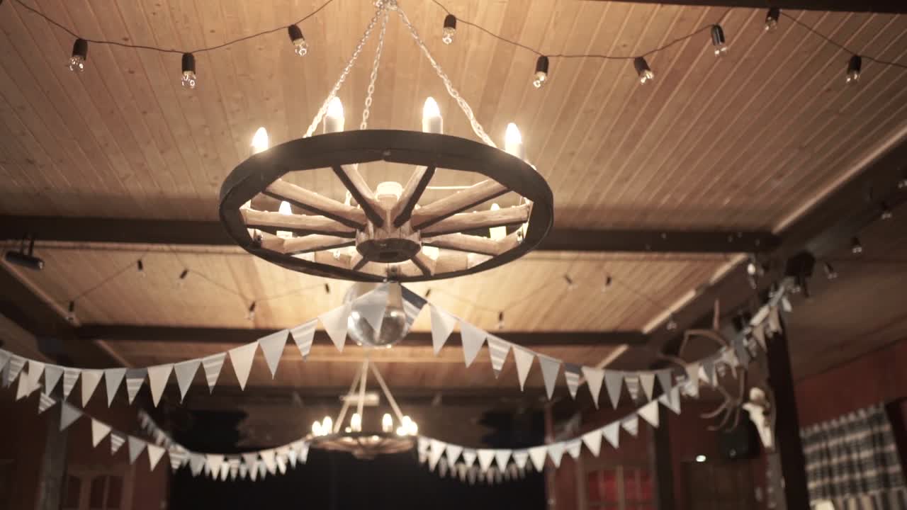 파티 장식품 을 가진 시골 의 나무 마차 바 불