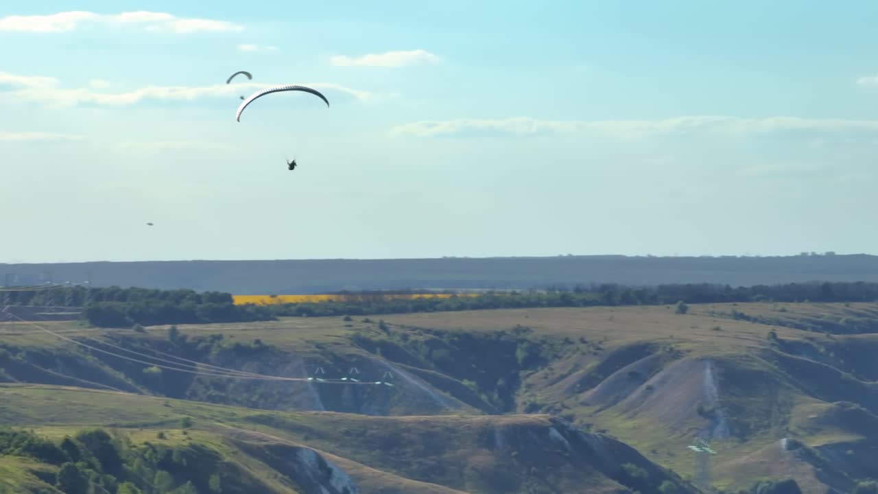 경치 좋은 풍경 위 에서 패러글라이딩 을 하는 것