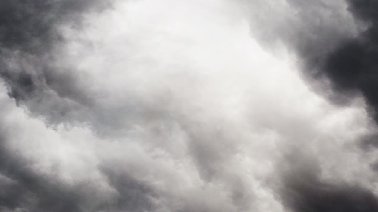 적란운 먹구름과 번개가 그 속에서 번쩍였다