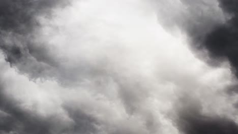 la nube oscura cumulonimbus y el relámpago brillaron dentro de ella