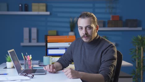 hombre de trabajo aburrido y abrumado.