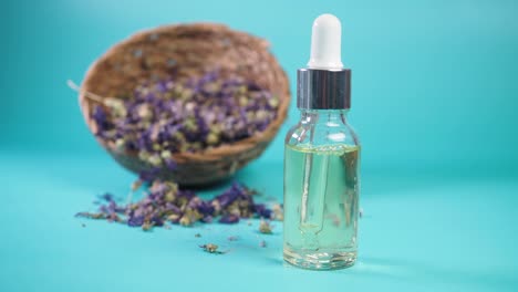 botella de aceite esencial de lavanda