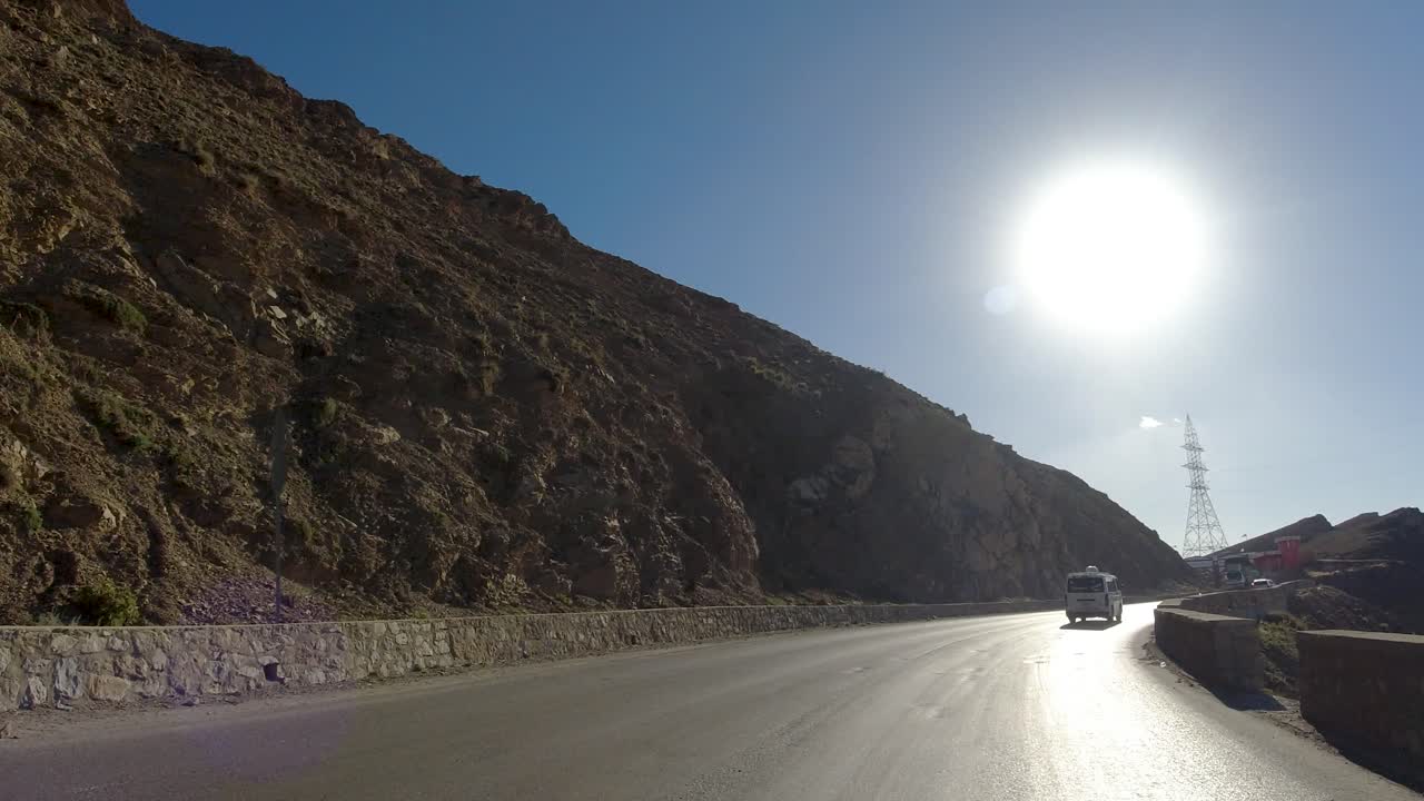 도로를 가로질러 여행