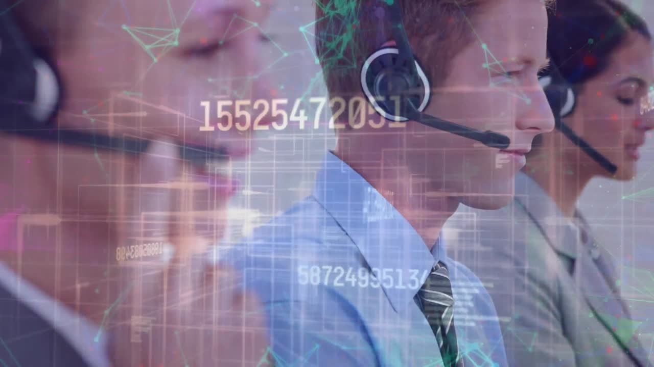 animación de redes de conexiones con números que cambian a través de personas de negocios que usan auriculares telefónicos