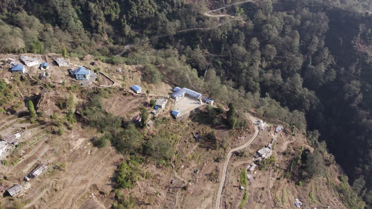 toma aérea de una escuela remota en las montañas nepalesas en una tarde clara, escuela chofku, helambu