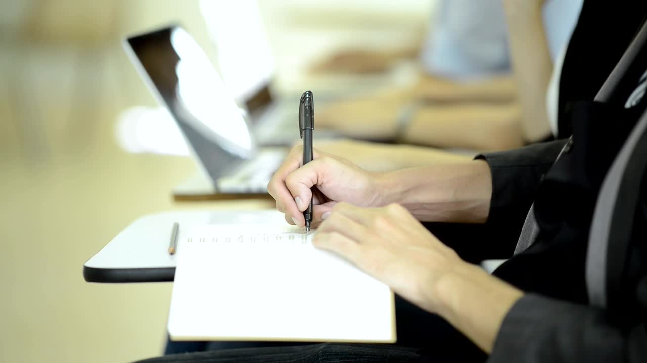 저는 오늘 이 공부를 끝내려고 합니다. 학생들은 대학에서 교실에서 공부합니다.