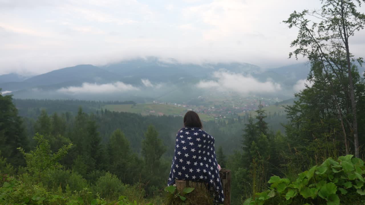 산 을 바라보는 여자