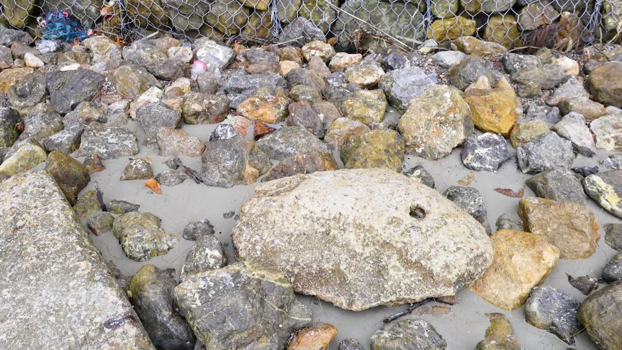 rocas y pared de gabion en la playa de ao nang