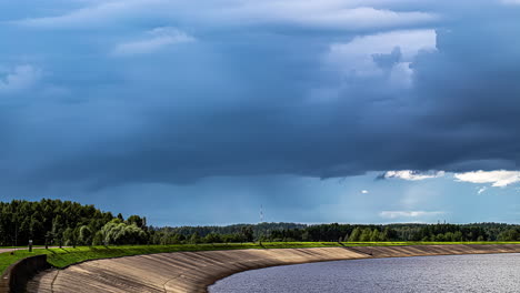 flussdamm neben wald